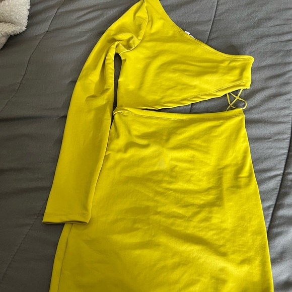 Asymmetrical Lime one sleeve midi dress - Picture 2 of 2